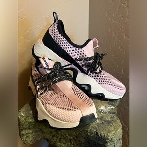 SOREL Kinetic Impact II 8 US 39 Euro in pale pink and black. Runs narrow.